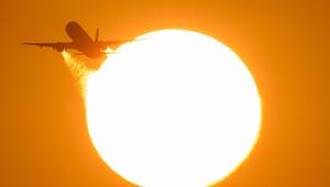 Flugzeug bei Sonnenuntergang