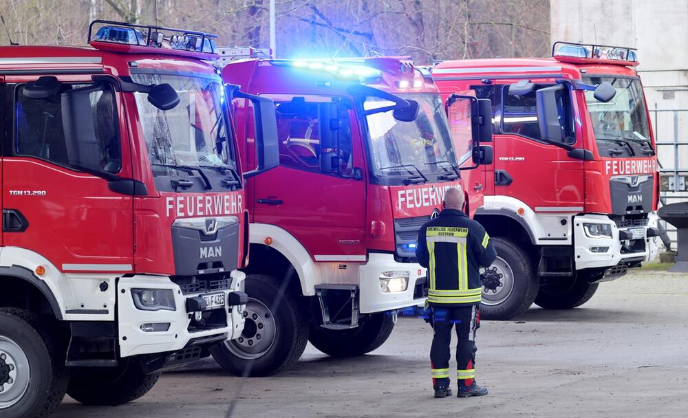 Neue Fahrzeuge für die Feuerwehren übergeben