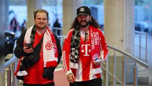 Tom Kaulitz auf den Weg zu seinem Tribünenplatz.