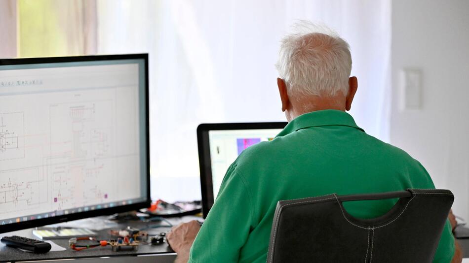 Rentner sitzt am Computer