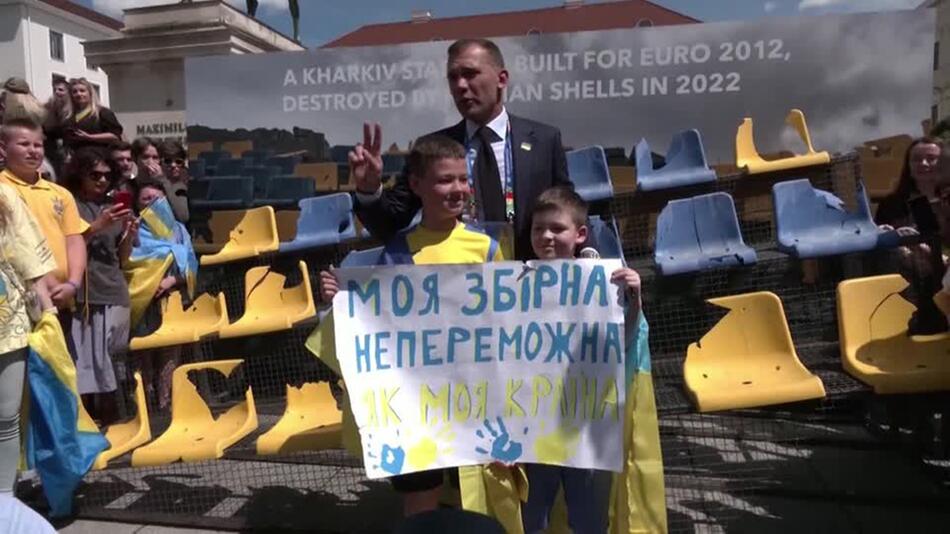 Erstes EM-Spiel der Ukraine: Im Krieg zerstörte Stadionsitze aus Charkiw gemahnen an den Krieg