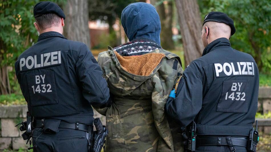 Polizisten im „Alten Botanischen Garten“