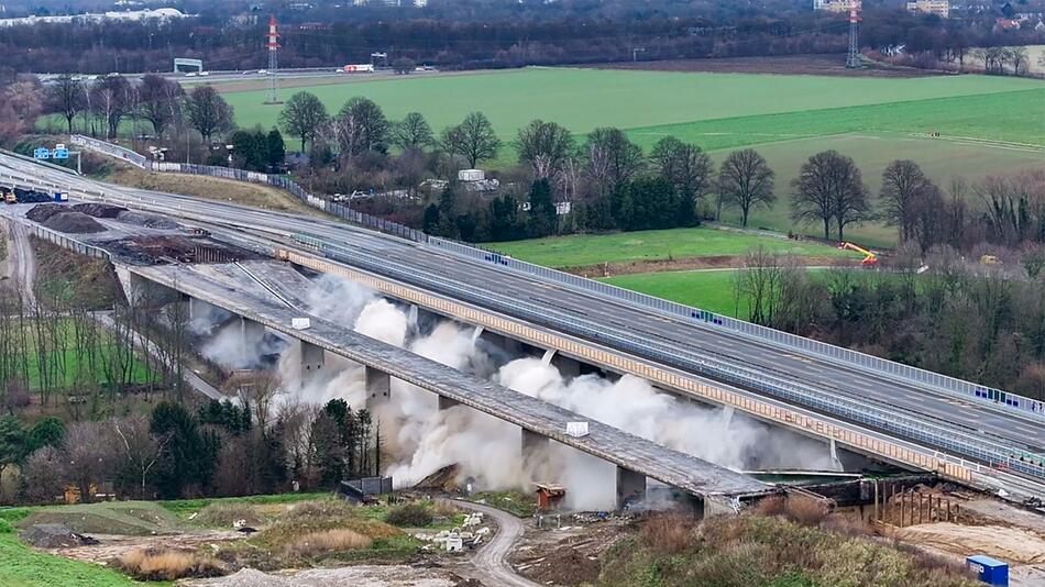 Sprengung von zwei Teilstücken der Liedbachtalbrücke