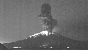 Vulkan Sakurajima speit Lava und Asche