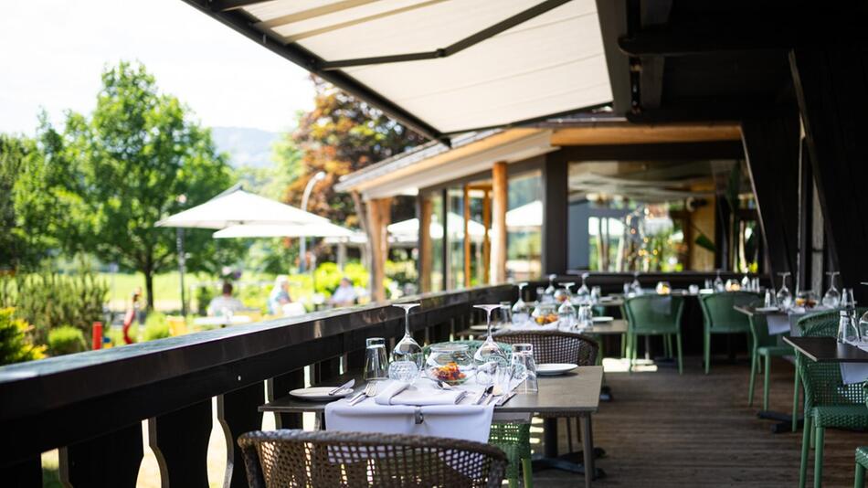 Gutes Essen auf dem Tisch, die Berge im Blick - so geht Frühlings-Wellness. Hier auf der ...