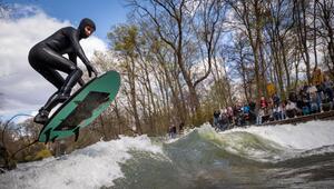 Surfer an der Eisbachwelle