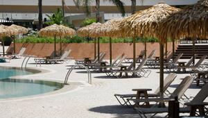 Freie Liegen an einem Pool auf Mallorca