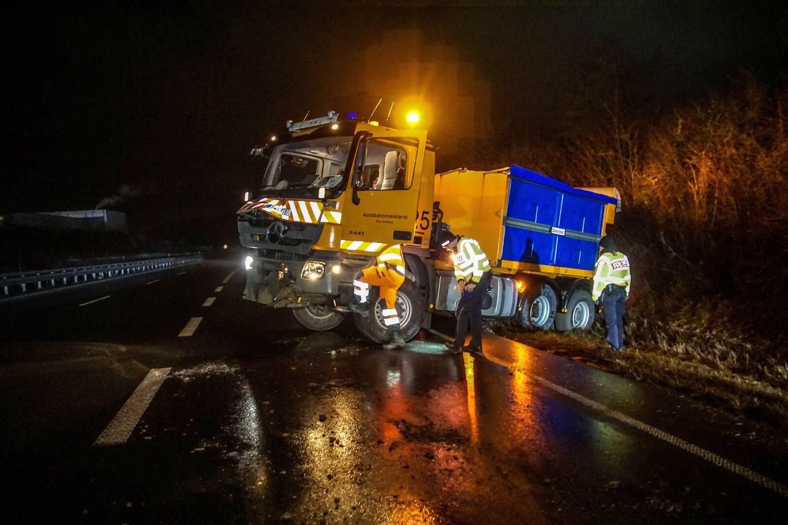 Bild zu Räumfahrzeug rutscht bei Glatteis in Straßengraben