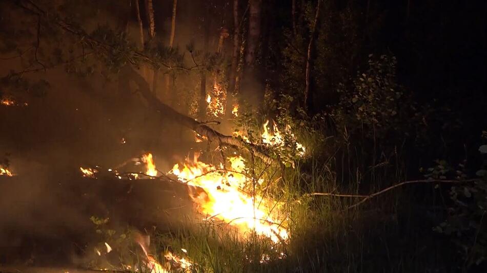 Waldbrand bei Jüterbog - Löscheinsatz aus der Luft