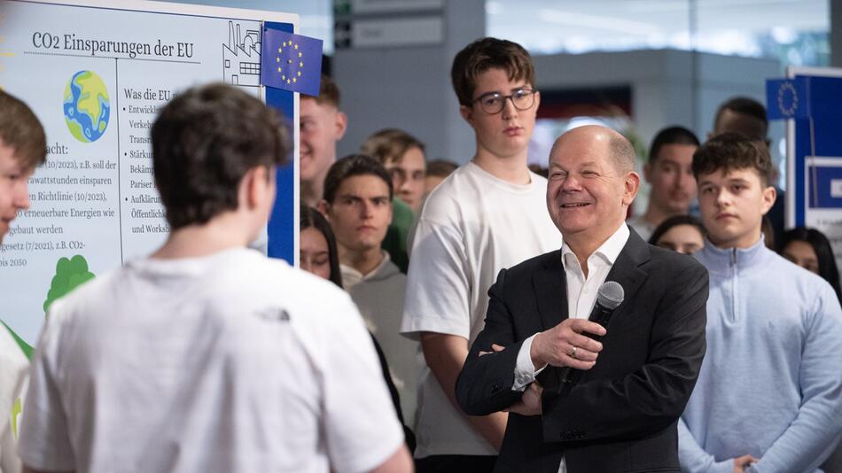 Bundeskanzler Scholz besucht Schule