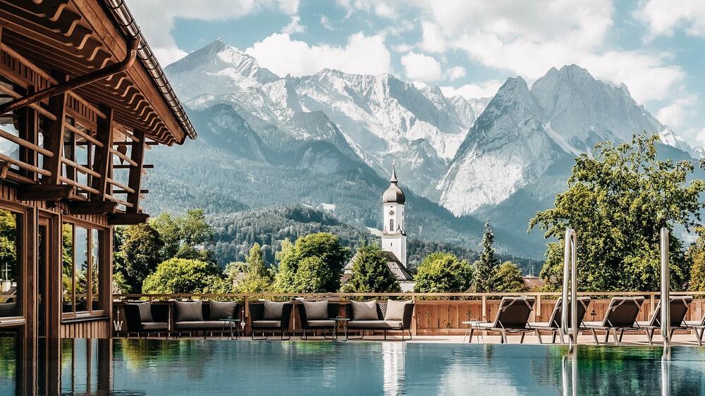 In der Werdenfelserei hat man auch vom Pool die beeindruckende Alpenkulisse im Blick