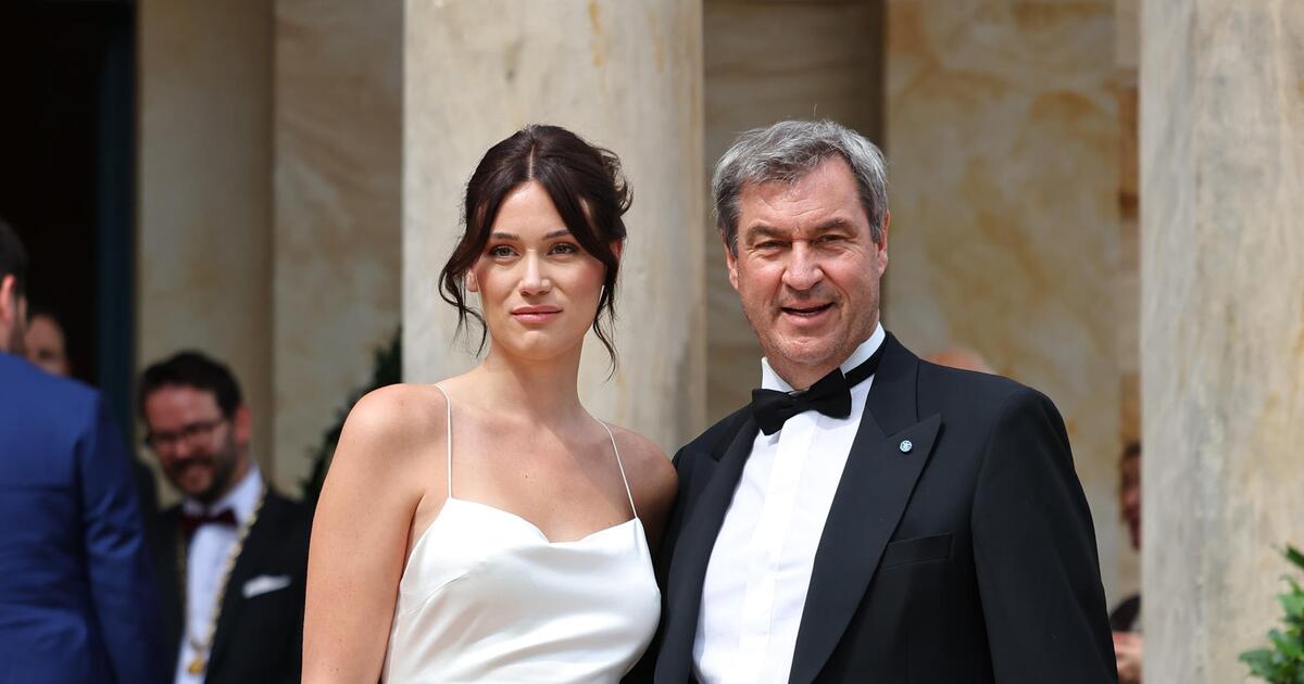 Markus Söder poses together with his daughter Gloria-Sophie on the Bayreuth Pageant