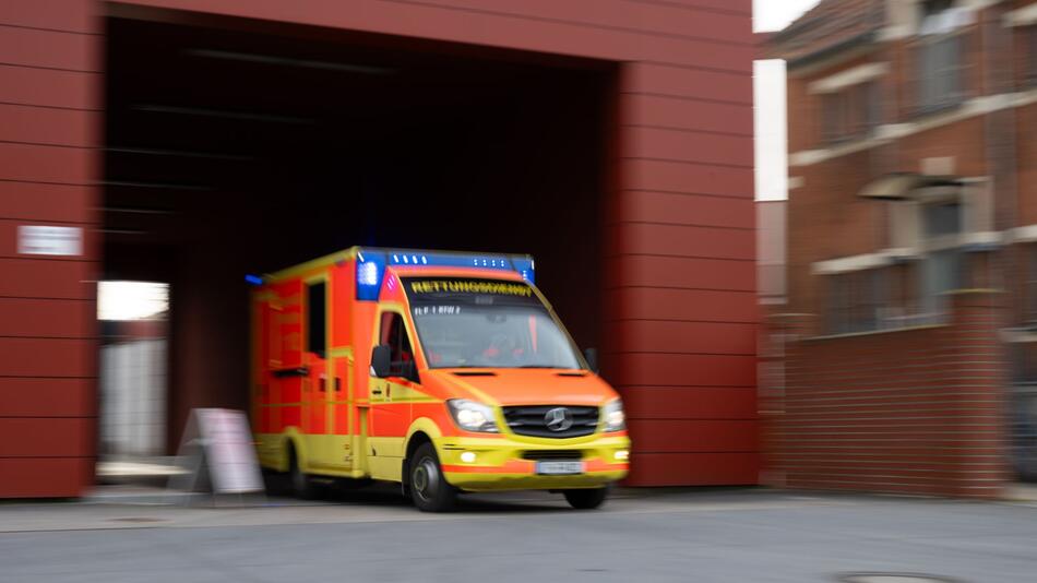 Ein Rettungswagen brachte den Verletzten in eine Klinik.