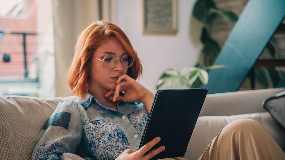 Eine Frau nutzt ein Tablet