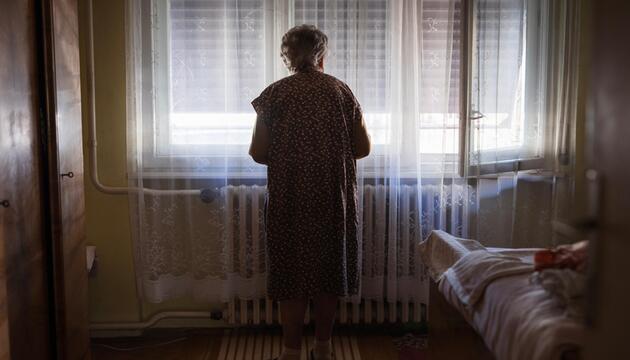 Seniorin Blick Fenster einsam