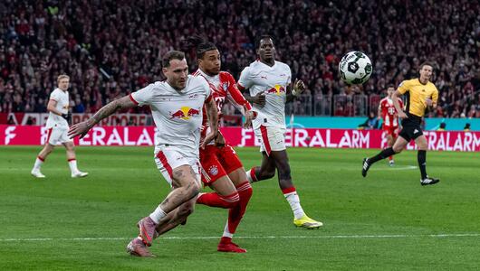 Zweikampf zwischen Michael Olise (FC Bayern Muenchen, 17) und David Raum (RB Leipzig, 22) 