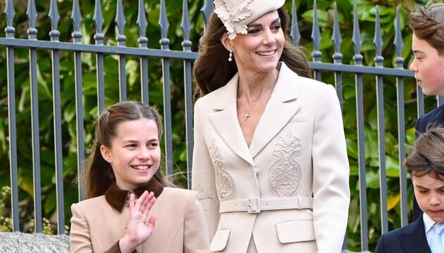 Prinzessin Charlotte mit ihrer Mutter Prinzessin Kate beim Ostergottesdienst in diesem Jahr.