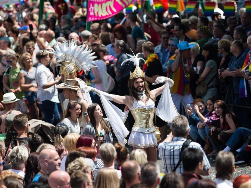 Christopher Street Day Bunte Parade zieht