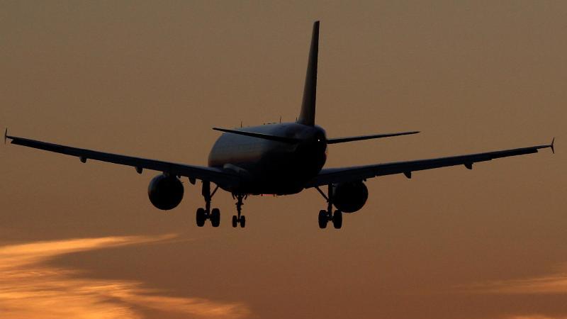 Flugzeug am Abendhimmel