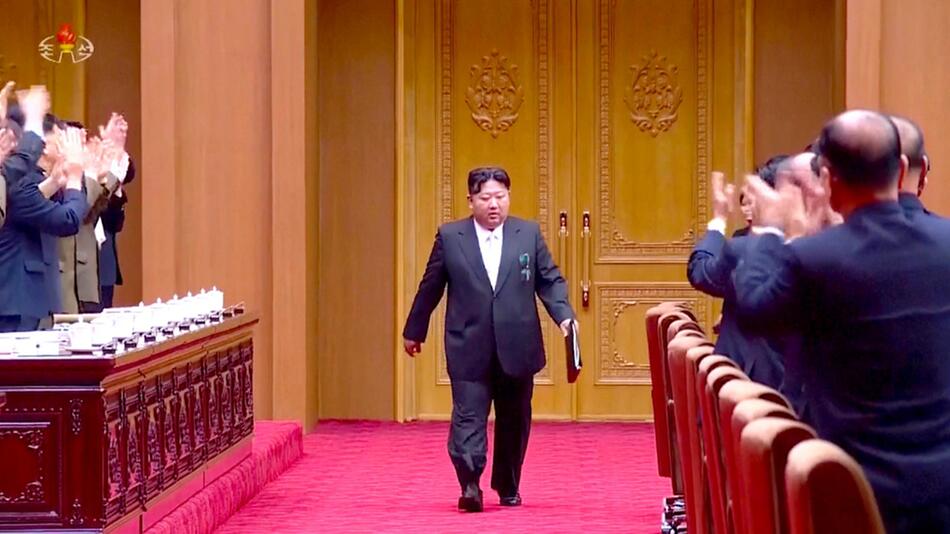 Nordkoreas Staatschef Kim Jong Un betritt die Volksversammlung