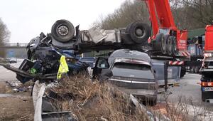 Reifen geplatzt: Lkw überschlägt sich auf der A27 und kracht auf Auto