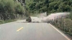 Felsbrocken stürzen auf Bergstraße in China – Fahrer stoppen im letzten Moment