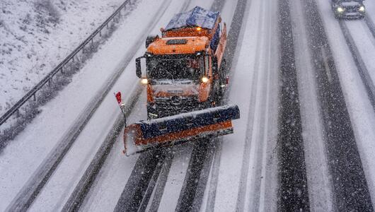 Winterdienst der Autobahnmeisterei mit Räumfahrzeugen im Einsatz