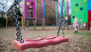 Eine Schaukel hängt auf einem Kinderspielplatz