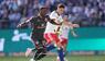 Sheraldo Becker und Nicolas Capaldo kämpfen um den Ball.