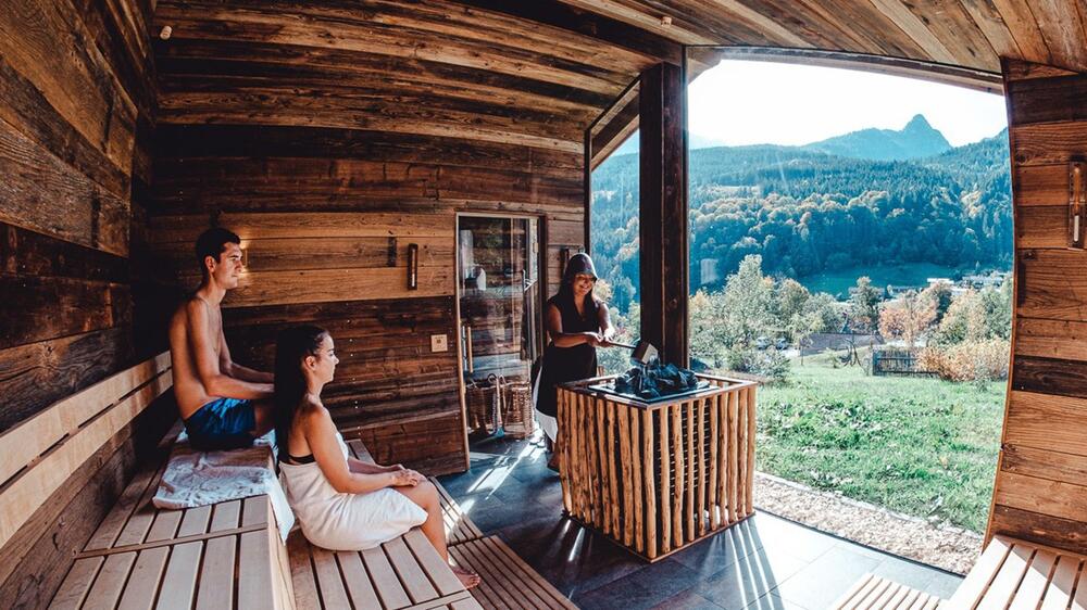 Auch die Saunahütte mit Panoramafenster im Berghotel Rehlegg bietet einen großartigen Ausblick