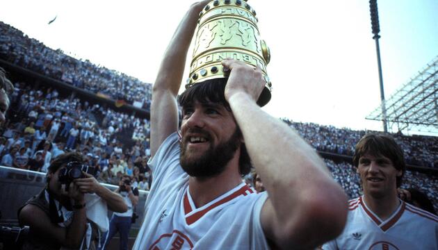 Bayer Uerdingens Friedhelm Funkel hat Spaß am Gewinn des DFB-Pokals 1985