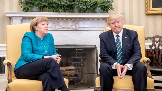 Bundeskanzlerin Merkel sitzt neben US-Präsident Donald Trump.