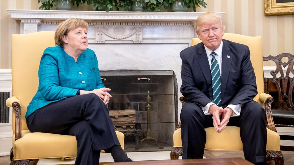 Bundeskanzlerin Merkel sitzt neben US-Präsident Donald Trump.