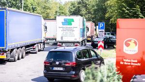 Zahlreiche PKW und LKW stehen auf dem Rastplatz Königsforst West