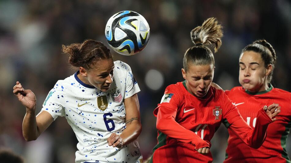 US-Nationalspielerin Lynn Williams im Kopfballduell mit der Portugiesin Tatiana Pinto