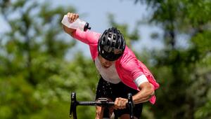 Sportler gießt Wasser über seinen Kopf zur Abkühlung