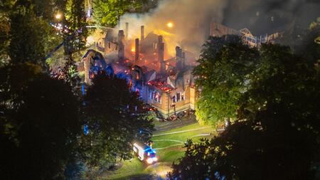 Ehemaliges Thurn-und-Taxis-Jagdschloss steht in Flammen
