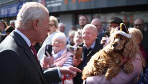 König Charles mit Hündin Lily in Limavady.