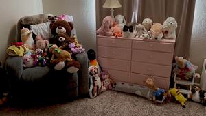 Perfekt getarnt: Zwei Katzen verstecken sich als Kuscheltiere im Kinderzimmer
