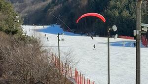 Keinen Landeplatz gefunden: Gleitschirmflieger steuert auf Skipiste zu