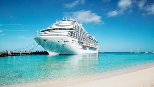 Kreuzfahrtschiff vor Anker auf Grand Turk Island, Karibik