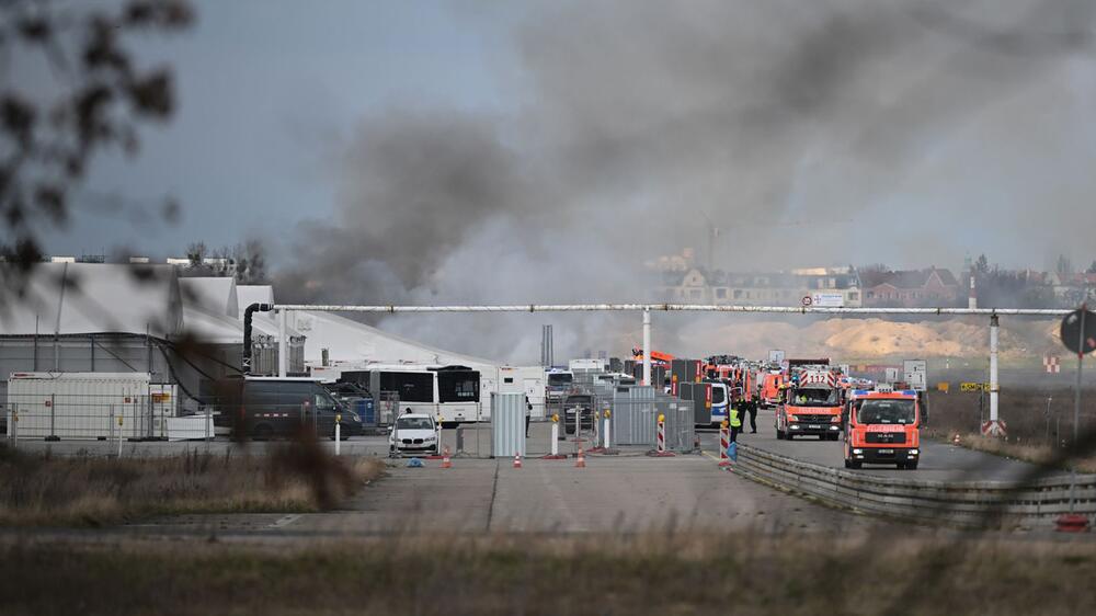 Brand bei Flüchtlingsunterkunft am Flughafen Tegel