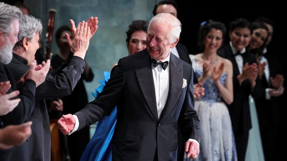 König Charles trifft Mitglieder des Casts bei einer Gala-Performance im Royal Opera House in London.
