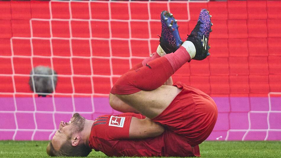 Harry Kane liegt beim Bundesliga-Sieg der Bayern gegen Wolfsburg (3:2) Anfang 2025 am Boden.