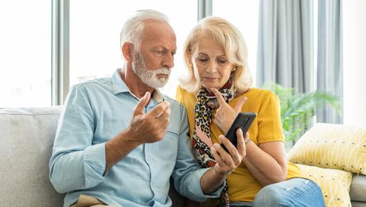Rentner-Paar sitzt schockiert vorm Handy