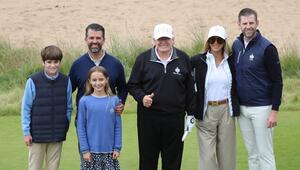 Donald Trump auf dem Golfplatz in Aberdeen umgeben von seiner Familie. V.l.: Spencer und Chloe ...