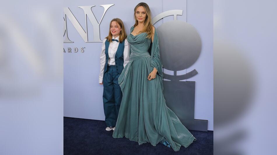 Angelina Jolie und ihre Tochter Vivienne posierten in aufeinander abgestimmten Outfits für die ...