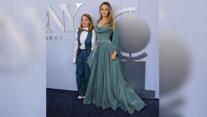 Angelina Jolie und ihre Tochter Vivienne posierten in aufeinander abgestimmten Outfits für die ...