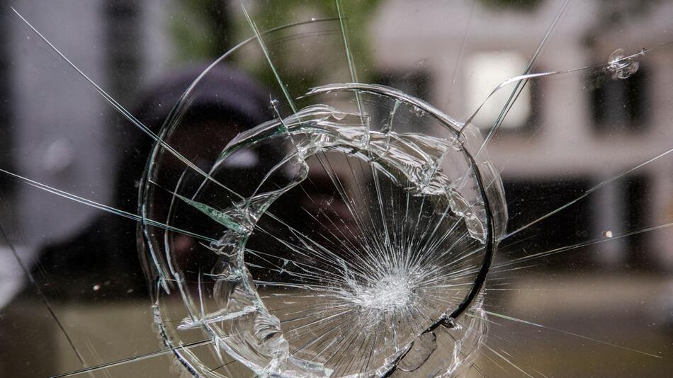 Vor 1. Mai - Randalierer zerstören Häuser und Autos