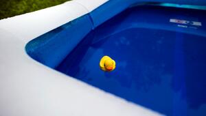 Eine gelbe Plastik-Ente schwimmt in einem Pool